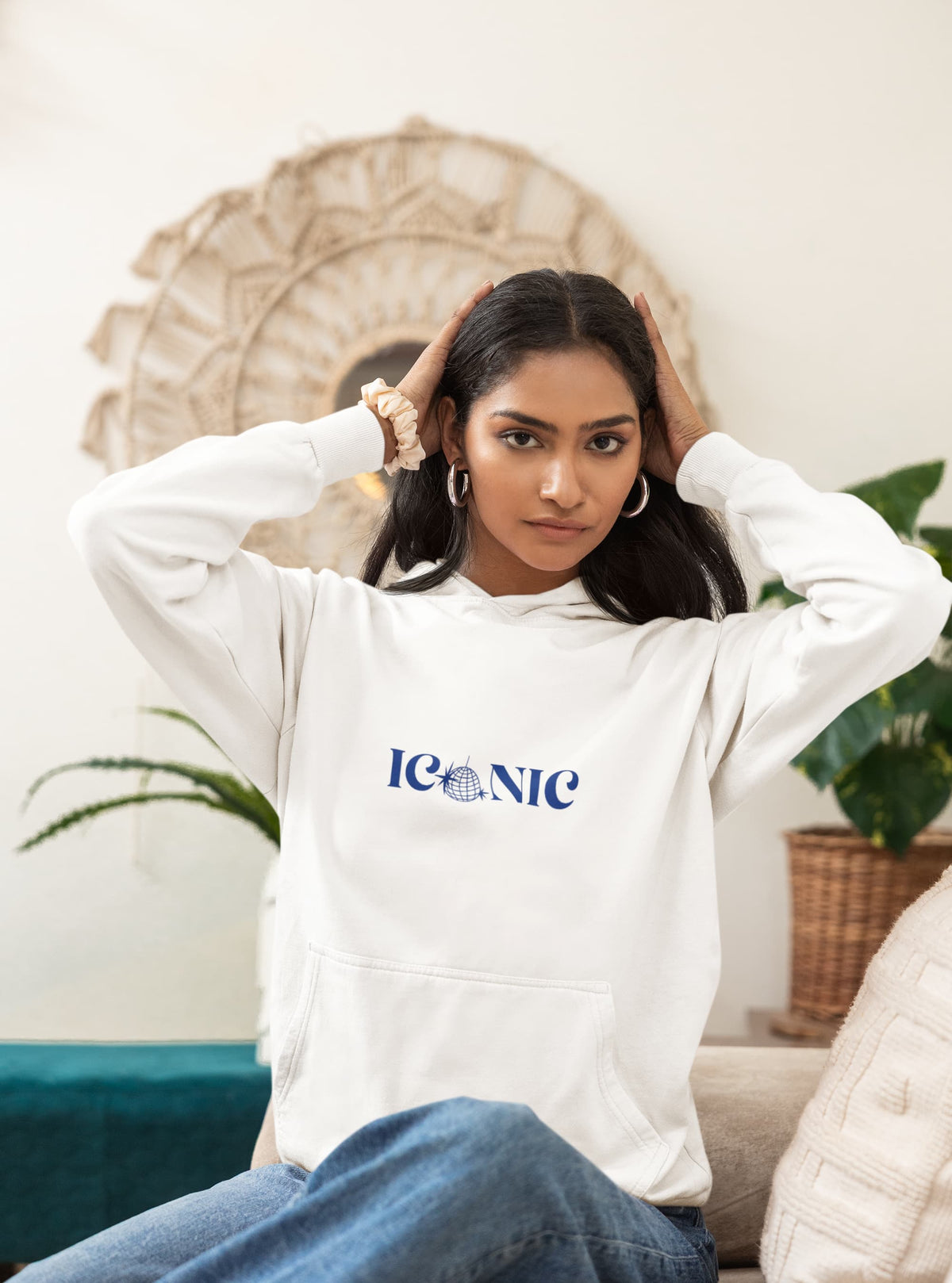 Regular Fit Unisex hoddie with "Iconic" Print